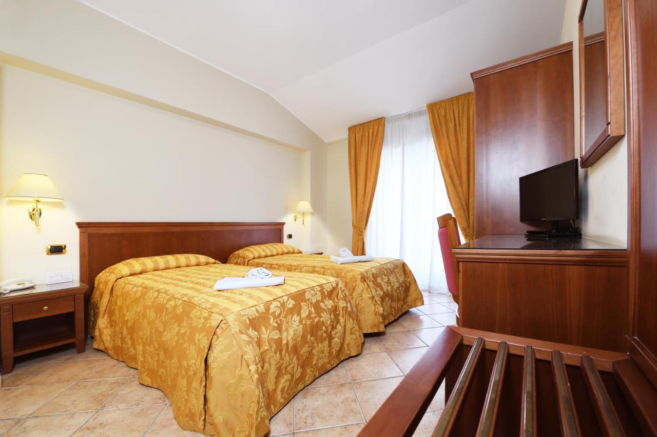 Hotel Ristorante Rossemi ซานโจวานนี โรตอนโด ภายนอก รูปภาพ
