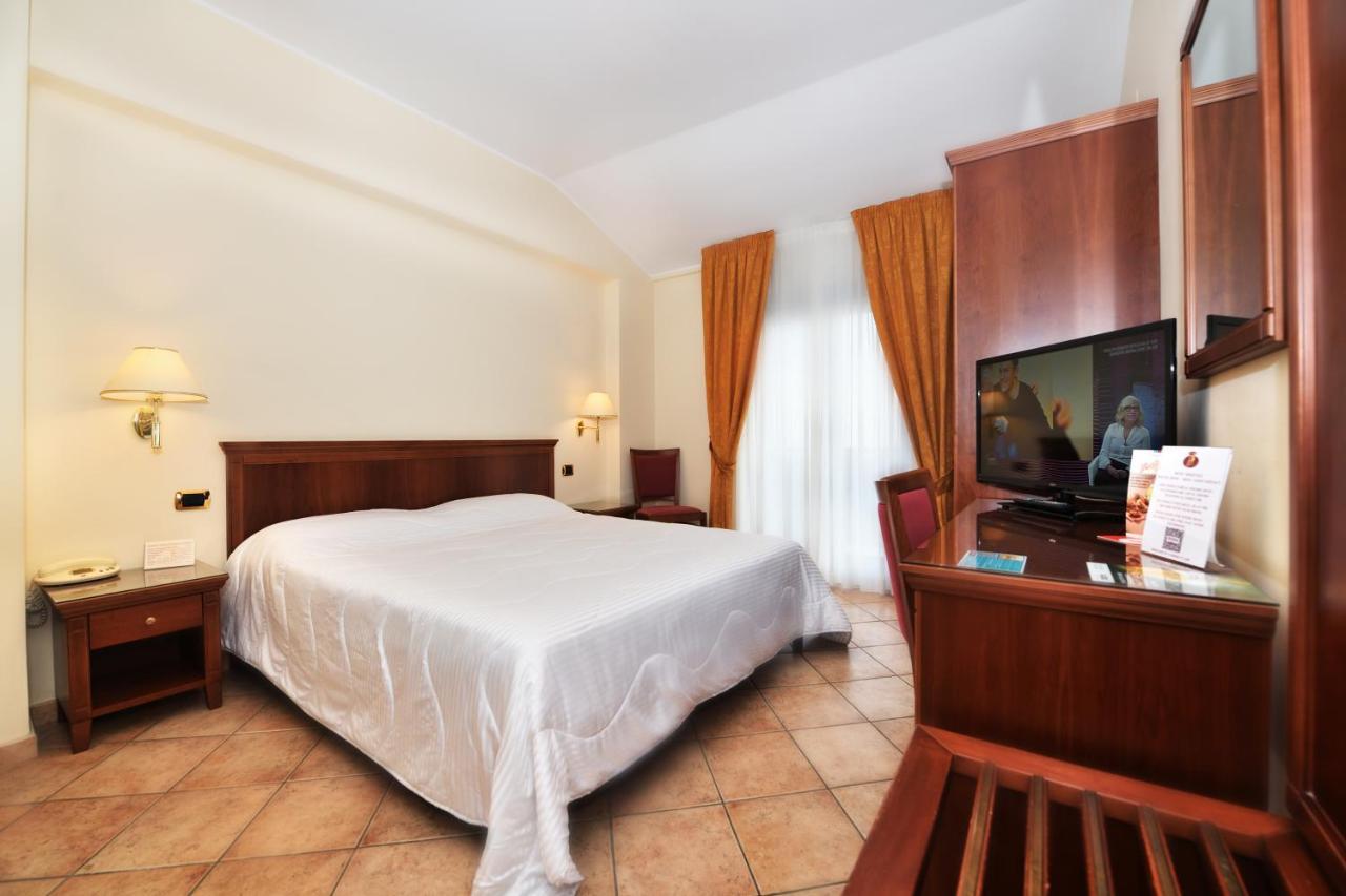 Hotel Ristorante Rossemi ซานโจวานนี โรตอนโด ภายนอก รูปภาพ