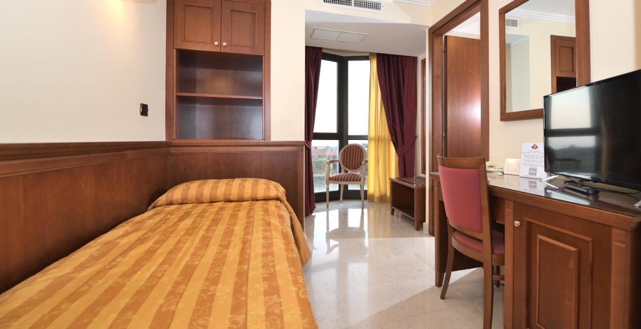 Hotel Ristorante Rossemi ซานโจวานนี โรตอนโด ภายนอก รูปภาพ