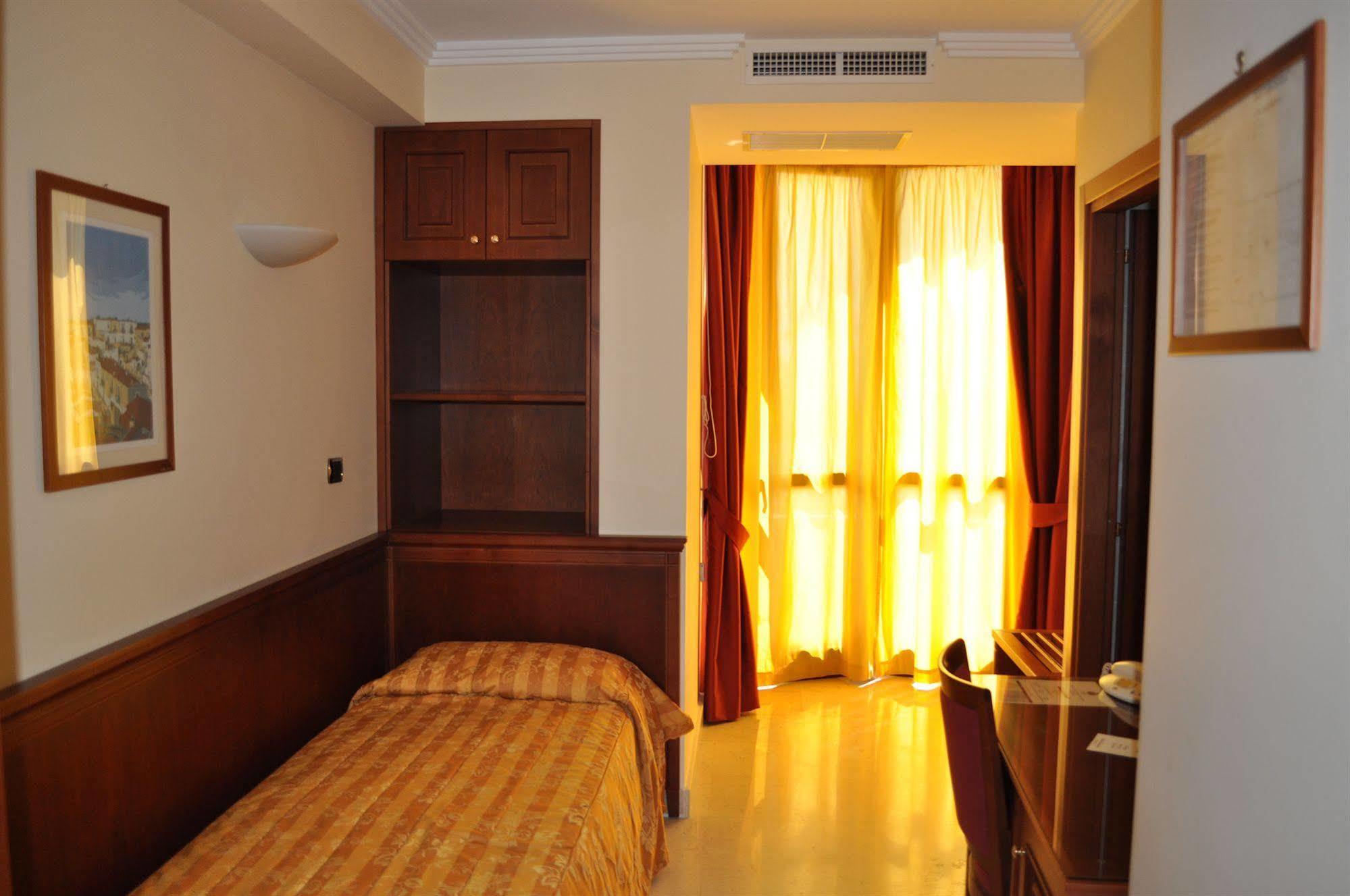 Hotel Ristorante Rossemi ซานโจวานนี โรตอนโด ภายนอก รูปภาพ