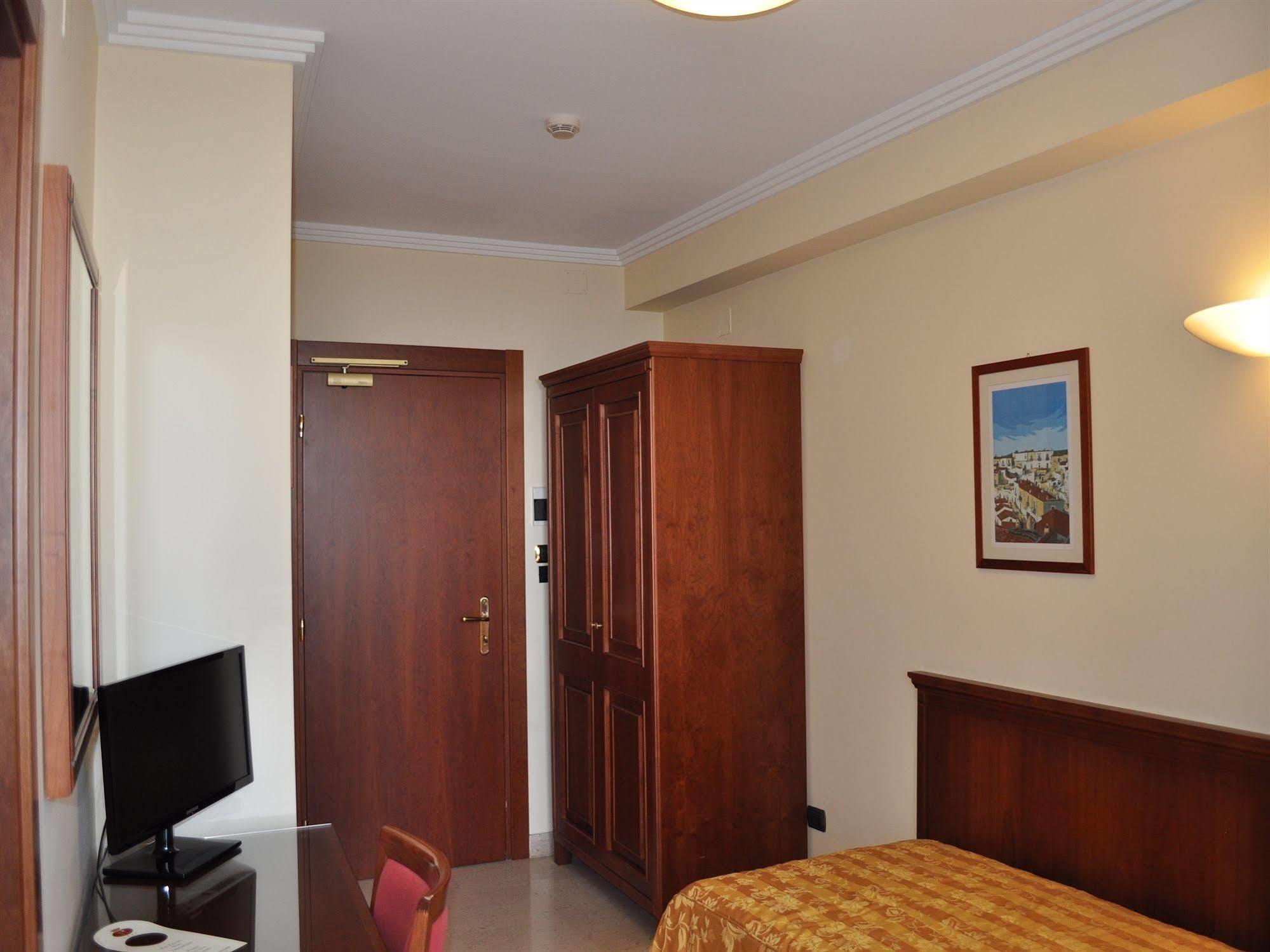 Hotel Ristorante Rossemi ซานโจวานนี โรตอนโด ภายนอก รูปภาพ
