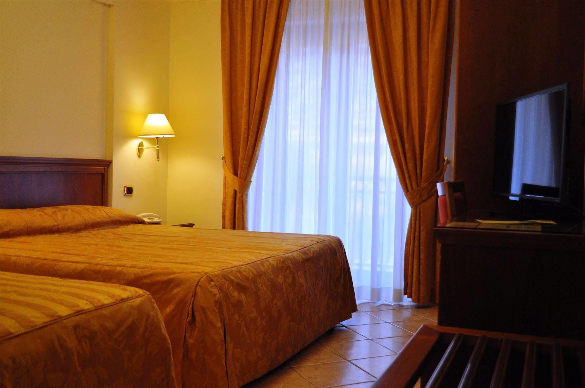 Hotel Ristorante Rossemi ซานโจวานนี โรตอนโด ภายนอก รูปภาพ