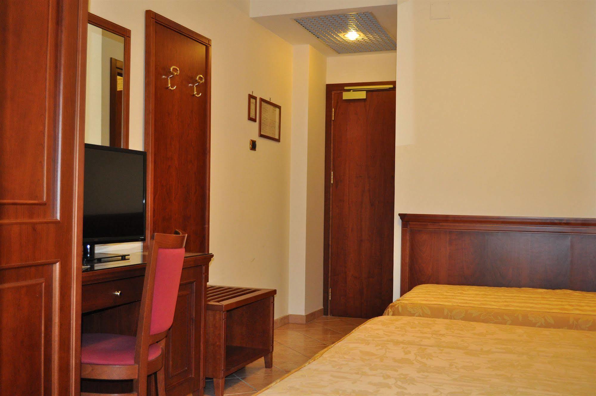 Hotel Ristorante Rossemi ซานโจวานนี โรตอนโด ภายนอก รูปภาพ