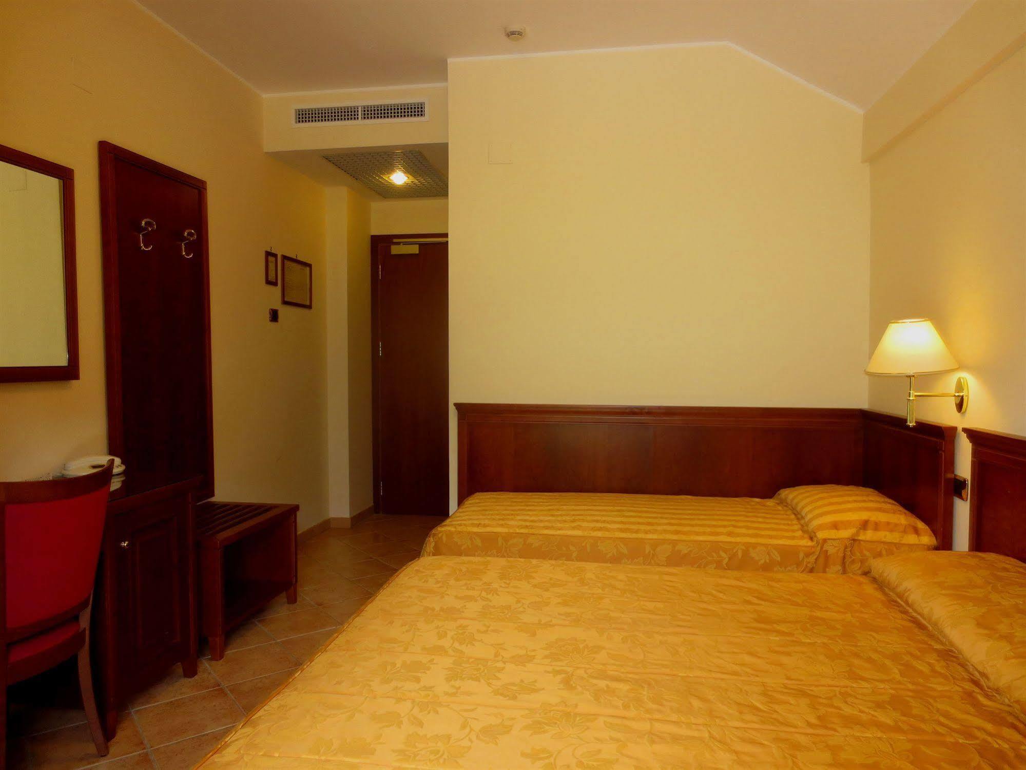 Hotel Ristorante Rossemi ซานโจวานนี โรตอนโด ภายนอก รูปภาพ
