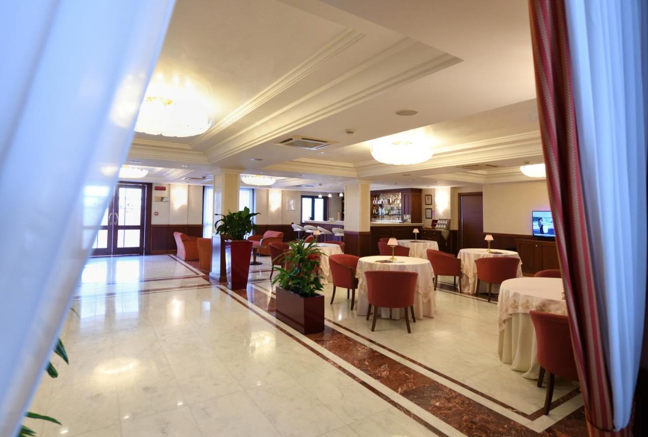 Hotel Ristorante Rossemi ซานโจวานนี โรตอนโด ภายนอก รูปภาพ